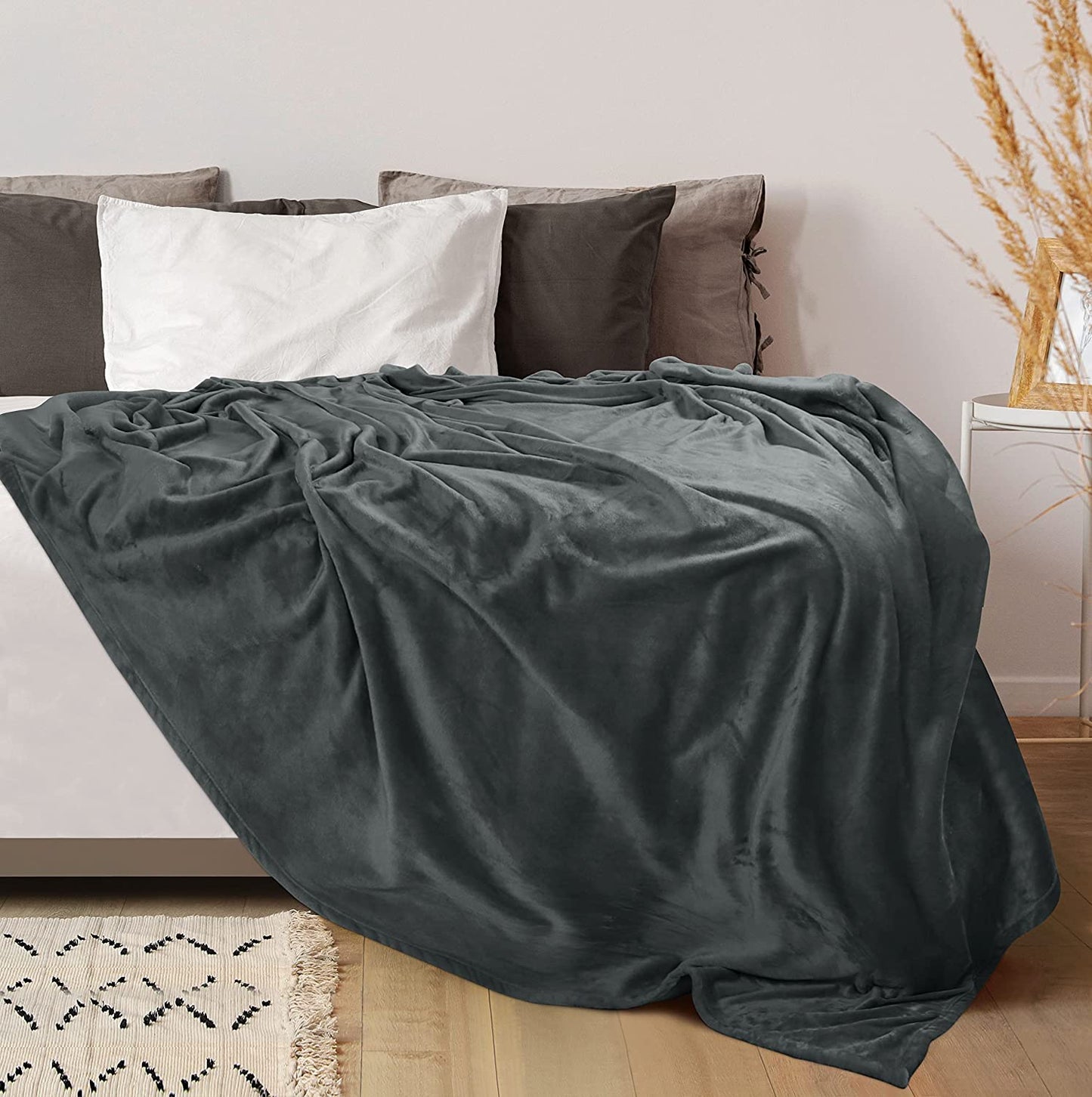 Very Soft Fleece Blanket Queen Size Luxury Bed Blanket Anti-Static Fuzzy Soft Blanket Microfiber (90X90 Inches)