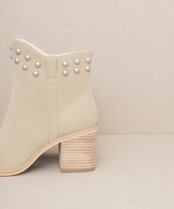 Simple stud Alofi - Studded Collar Booties